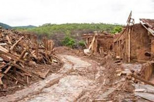 Bento Rodrigues devastada pelos rejeitos