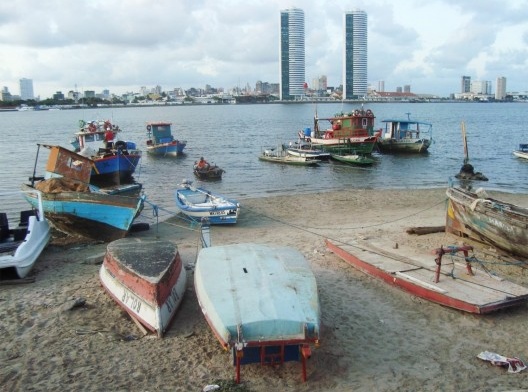 Recife com as torres gêmeas à direita e o perfil da área do Cais da área do Cais Estelita à esquerda das duas duas torres, vista a partir do bairro Brasília Teimosa