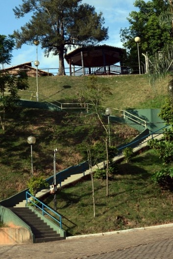 Escadaria de acesso à matriz com coreto no topo