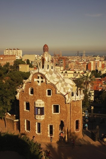Parque Güell, pavilhão de acesso, Barcelona, Espanha, 1914. Arquiteto Antoni Gaudi