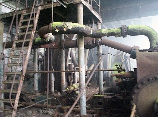 Acima, máquinas fixas do segundo sistema funicular na época de operação; abaixo, situação da casa de máquinas do quarto patamar em 2007