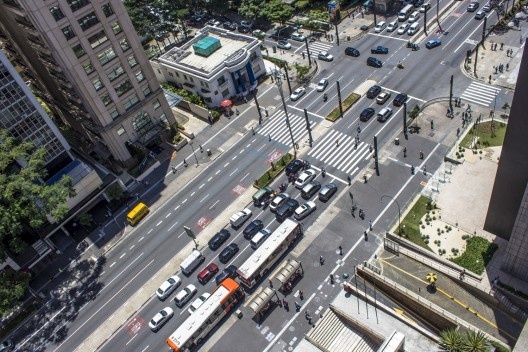 Av. Paulista antes da implantação da ciclovia. Faixas de rodagem largas favoreciam a velocidade. Canteiro central subutilizado