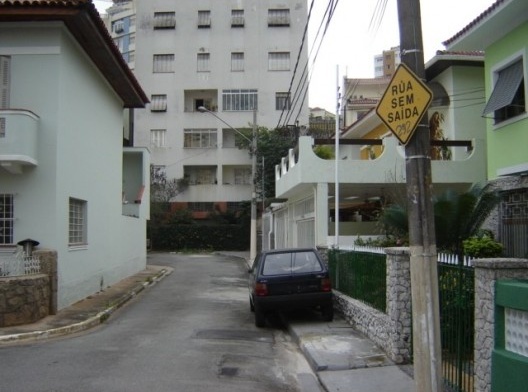 Traçados característicos da rua Albina Barbosa e de suas travessas, logo a jusante do lago, denunciam a presença do córrego