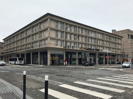 Edifício em um dos eixos principais da cidade – no térreo o comércio e nos demais pavimentos os apartamentos, Le Havre, França