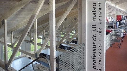 Pavilhão HIP C 11, da Eidgenössische Technische Hochschule – ETH, utilizado pelo ateliê do prof. Josep Lluís Mateo e equipe. Pavimento superior reservado a biblioteca setorial, infraestrutura, professores e equipe. Zurique, 2013