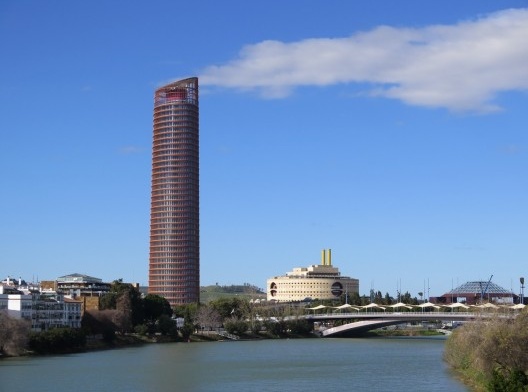 Primeiro arranha-céu de Sevilha às margens do rio Gualdaquivir. Torre Caja Sol, Cesar Pelli. Sevilha, 2015