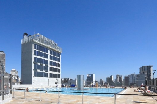 Sesc 24 de Maio, piscina na cobertura, São Paulo SP, 2017. Arquitetos Paulo Mendes da Rocha, Fernando de Mello Franco, Marta Moreira e Milton Braga/ MMBB Arquitetos