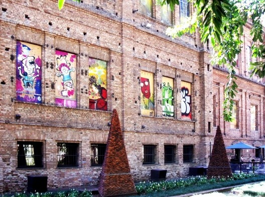Pinacoteca do Estado, janelas entaipadas com grafite, São Paulo, 14/02/2015