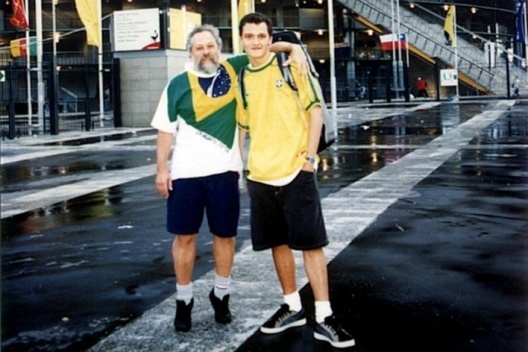 Michel Gorski e Pedro Gorski na frente do Stade de France