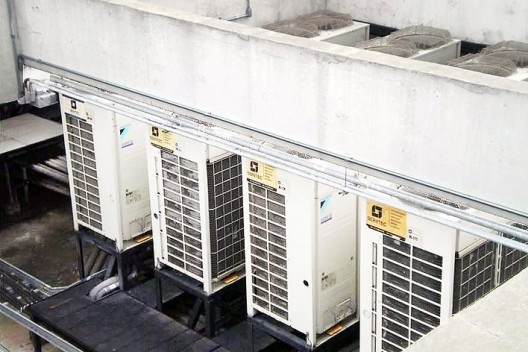Condensadoras na cobertura do edifício