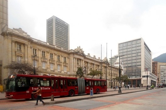 Edifícios históricos da Avenida Jiménez e a linha Transmilêncio B74, que circula desde a área central até a Zona Norte da cidade