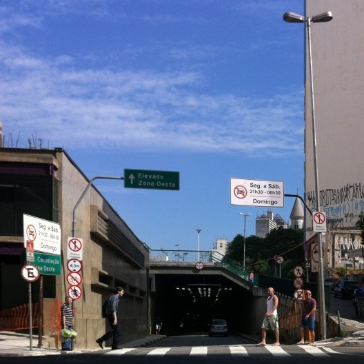 Pessoas atravessando na faixa de pedestres, São Paulo