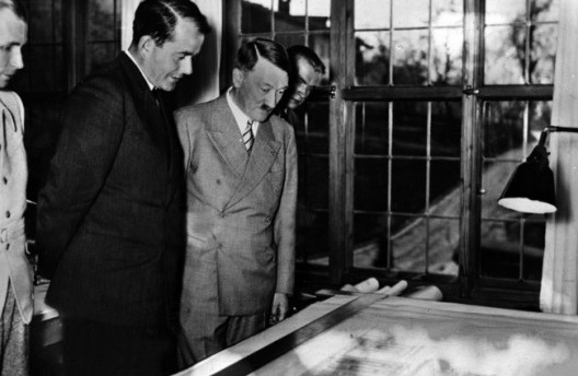 Albert Speer e Hitler examinam esboços da nova Berlim