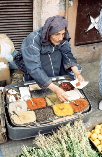 Velho vendendo especiarias na medina de Marrakesh, Marrocos