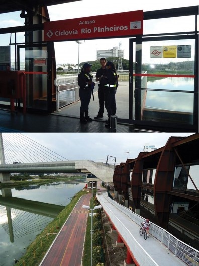 Placa de sinalização dentro da estação de trem na margem leste; rampa de acesso à ciclovia entre a estação e Rio Pinheiros. Ao fundo, estação-ponte estaiada onde se localiza a plataforma de embarque da estação de Metrô da Linha-5 Santo Amaro