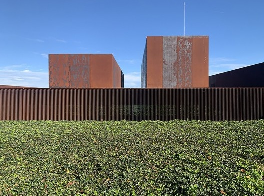 Museu Soulages, blocos salientes são as salas de exposição com pé direito mais alto, França, 2014. RCR Arquitectes