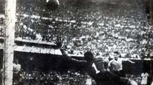 O Maracanã, com um público de 173.000 pessoas, vê o uruguaio Juan Schiaffino marcar contra o Brasil na final da Copa do Mundo de 1950