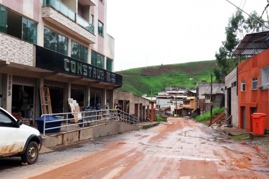 Rua de bairro periférico com pavimentação danificada e com trechos sem calçada para pedestre – Viçosa MG