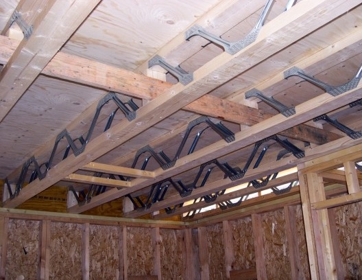 Colocação do contraventamento nos painéis do teto do módulo interno e proteção dos painéis da cobertura