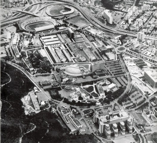 Vista aérea da Cidade Universitária de Caracas (1943-1970). A Faculdade de Arquitetura (1954-1956) é o edifício alto mais próximo ao Estádio Olímpico