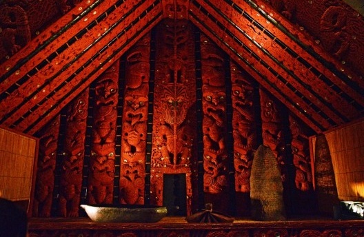Pataka, edificação tradicional Maori (elevada do solo) usada para armazenar comidas e sementes, integrante da fascinante coleção do Auckland War Museum, 2016
