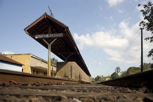 Ponto de parada na Estação Ferroviária de Matias Barbosa, hoje desativada para o transporte de passageiros, com intervenção inadequada pela empresa M.R.S. que detém o uso da linha
