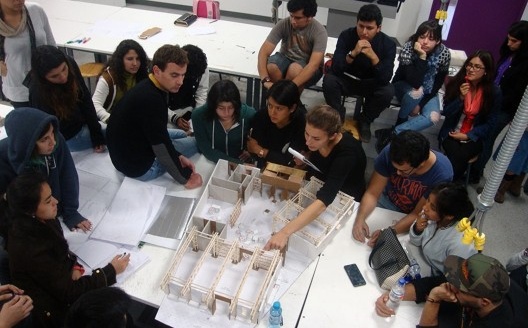Ateliê Diseño y construcción participativa en asentamientos marginales, realizado pelo escritório na Universidad de Ciencias e Artes da América Latina em Lima, Perú (mar./jul. 2018)