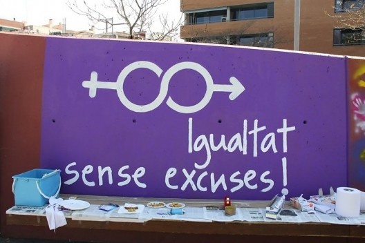 “Igualdade sem desculpas!” Outdoors e pinturas urbanas em Sant Just Desvern, Catalunha