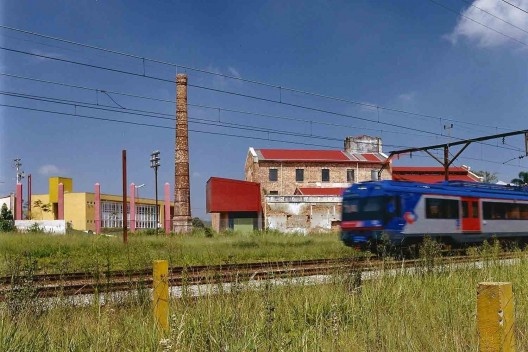 Fábrica de Sal – Centro Educacional de Ribeirão Pires, vista geral do conjunto, 2001-2003. Arquitetos Rafael Perrone e Márcio do Amaral