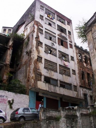 Edifício 45-55, vista da rua do Taboão, que mostra os escombros do Edifício 43/57, anos 1960