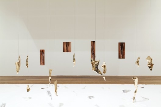 Frestas em máquina, 2003/2019, bronze polido, resina de poliéster, gesso, breu, cabo de aço, roldanas e ganchos, dimensões variáveis. Exposição “Marcia Pastore: contracorpo”, Pinacoteca do Estado, 2019-2020