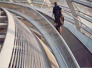 Berlin 1999, as pessoas caminham, movimentam e compõem a \"cúpula\" de um edifício que a 100 anos atrás era concebida e apropriado de uma forma menos palpável sob uma ótica cartesiana e perspectívica. Abertura do novo Reichtag, Berlin 1999
