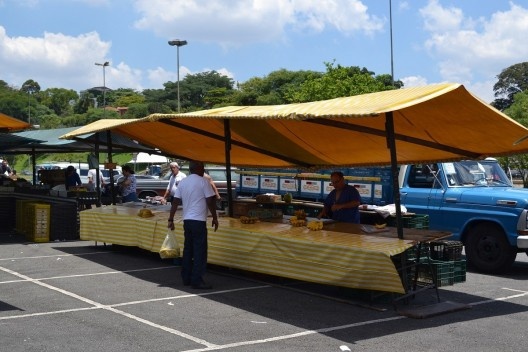 Processo de desmontagem de uma barraca: a barraca montada em sua completude