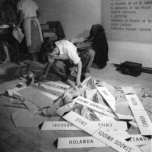 Guimar Morelo organizando a sinalização das salas da I Bienal do MAM/SP, 1951