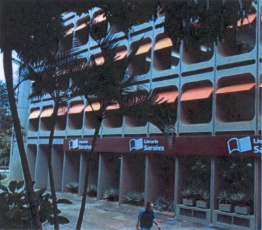 Beirais móveis na fachada noryte do Edifício Morro Vermelho em Brasília - DF