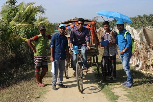 Rafikul Isalm e amigos, Dhaka, capital de Bangladesh