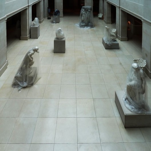 Véu que evoca os véus que protegem as esculturas no Art Institute of Chicago.