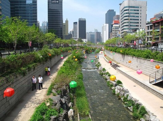 Rio Cheonggyecheon após intervenções