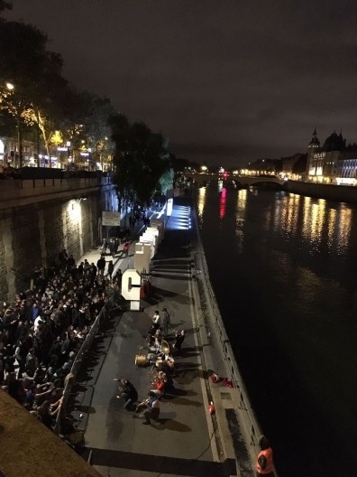 “Marée des Lettres” (Invisible Playground Network), obra participativa à margem do Rio Sena, percurso Centro