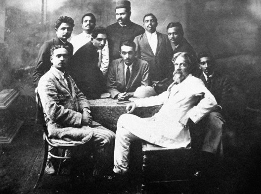 Retrato de estúdio de Patrick Geddes (1919) com seu assistente de planejamento na Índia Central