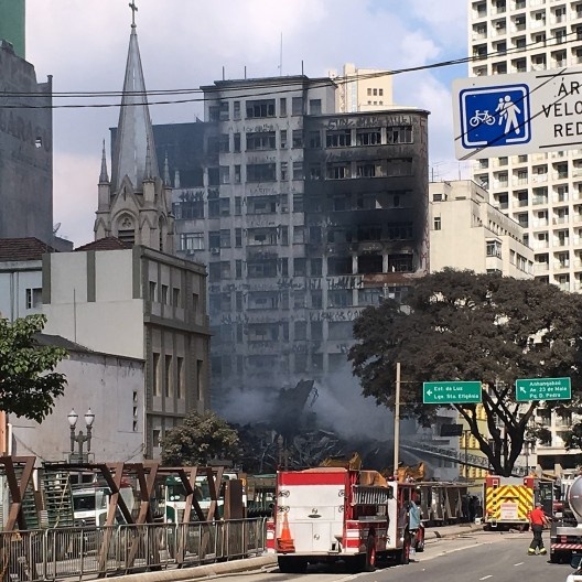 Escombros do Edifício Wilton Paes de Almeida no centro novo de São Paulo, projeto do arquiteto Roger Zmekhol