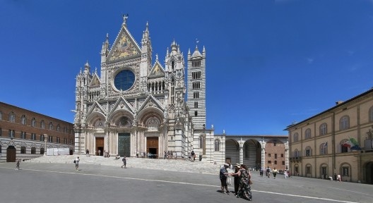No dia combinado, Diego rumou para o principal edifício arquitetônico da cidade, o Duomo de Siena.