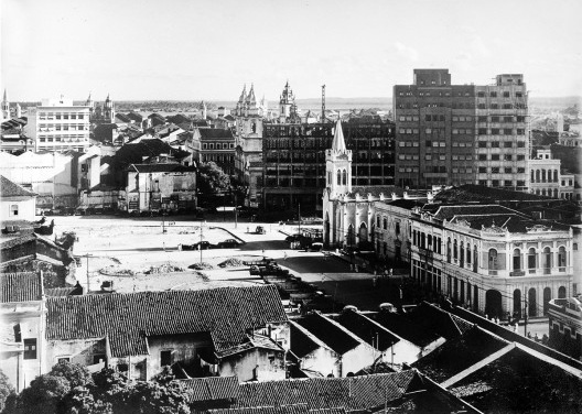 Pátio do Paraíso, vendo-se a igreja e o hospital do Paraíso, demolidos em 1944, Recife, Pernambuco, c. 1942