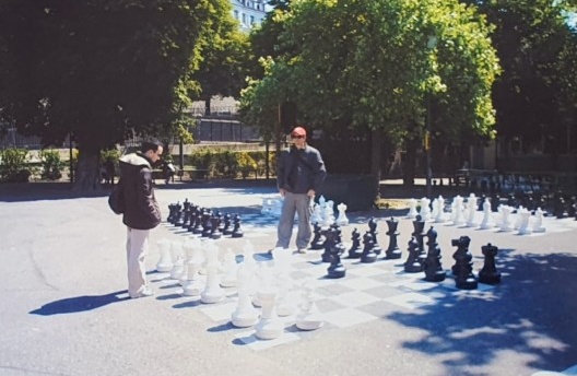 Jogo de xadrez em praça na cidade de Genebra, Suíça