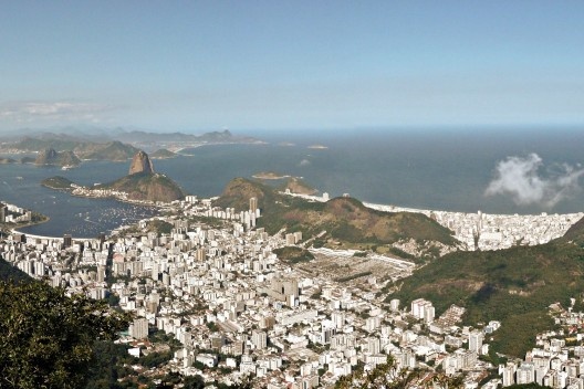 Vista do Rio de Janeiro, mostrando o centro da cidade, a orla e os morros