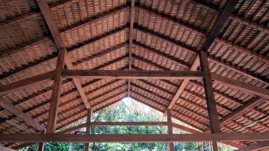 Centro Experimental Floresta Ativa - CEFA, oficina de formação com o engenheiro Henrique Baptista, telhado de madeira e palha, RESEX Tapajó-Arapiuns PA. Arquiteta Cristina Xavier