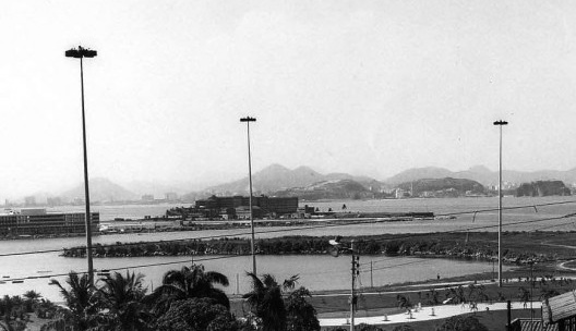 Vista da ponta da enseada tomada do outeiro da Glória, 1970. Aterro pronto e ajardinamento
