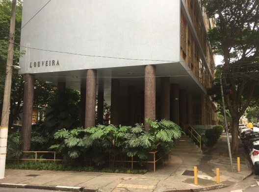 Edifício Louveira, 1946, pormenor do acesso. Arquiteto João Batista Vilanova Artigas