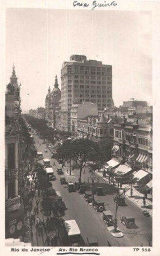 Edifício Guinle, Rio de Janeiro RJ Brasil, 1928. Arquiteto Alejandro Baldassini. Cartão postal com foto possivelmente tirada do Hotel Avenida, permitindo observar entre as contruções da avenida Rio Branco, a cúpula do jornal O Paiz, que desaparecer