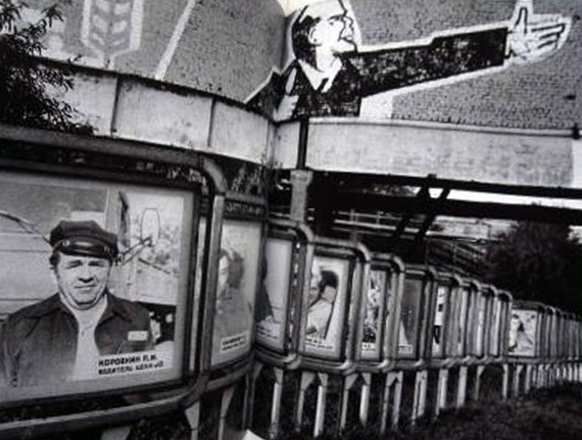 Fotograma do filme “Nós que aqui estamos por vós esperamos”, direção de Marcelo Masagão